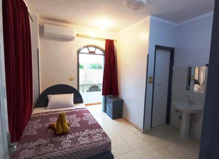 پانسیون Pauline Guest House