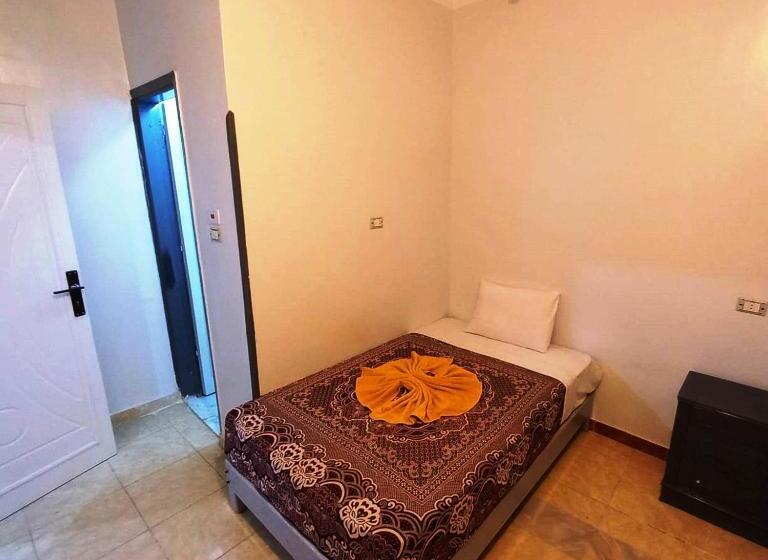 پانسیون Pauline Guest House