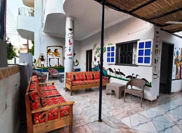 پانسیون Pauline Guest House