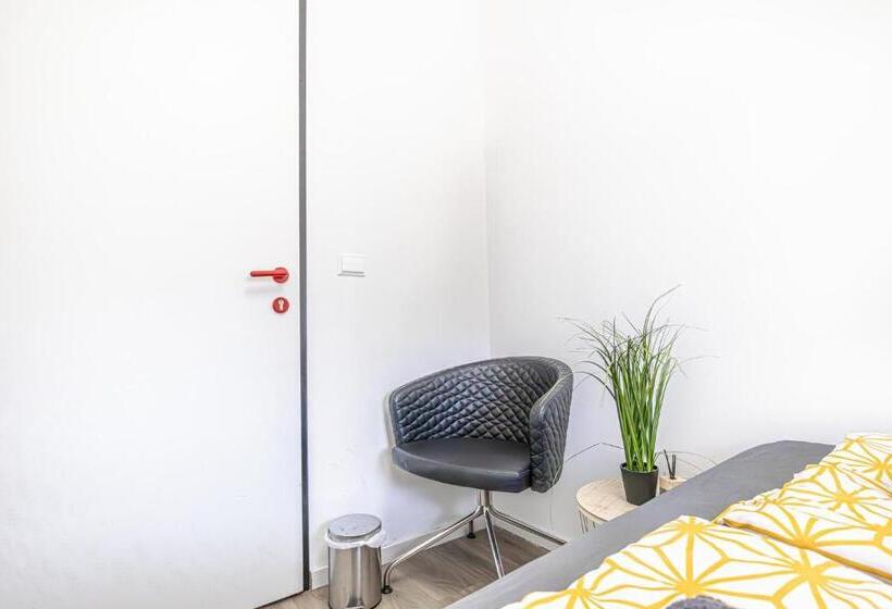 هاستل Near Schönbrunn Economy Rooms In Shared Apartment At Meidling Train Station