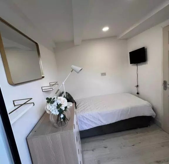 ペンション Lovely Ensuite Room In Corby