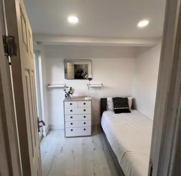 ペンション Lovely Ensuite Room In Corby