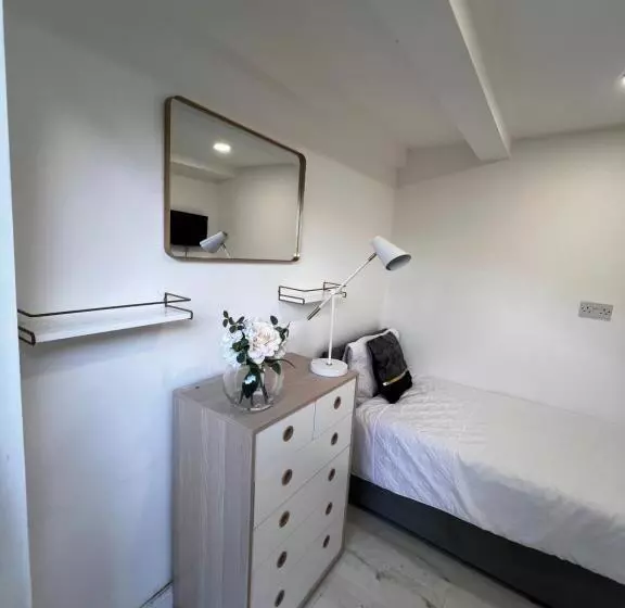 ペンション Lovely Ensuite Room In Corby