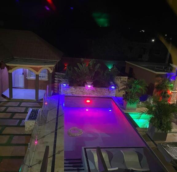 پانسیون Summer Lyns Escape