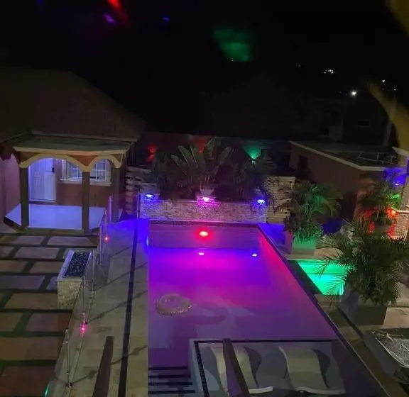 پانسیون Summer Lyns Escape