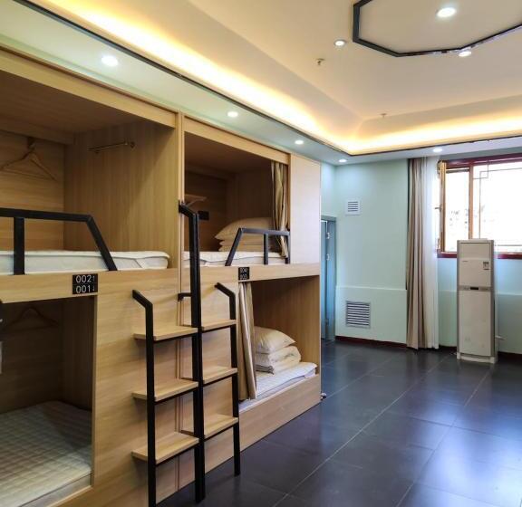 Albergue 伊宁背包拾年青年旅舍