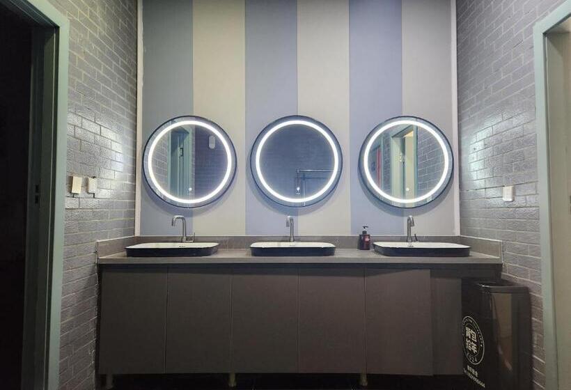 Albergue 伊宁背包拾年青年旅舍