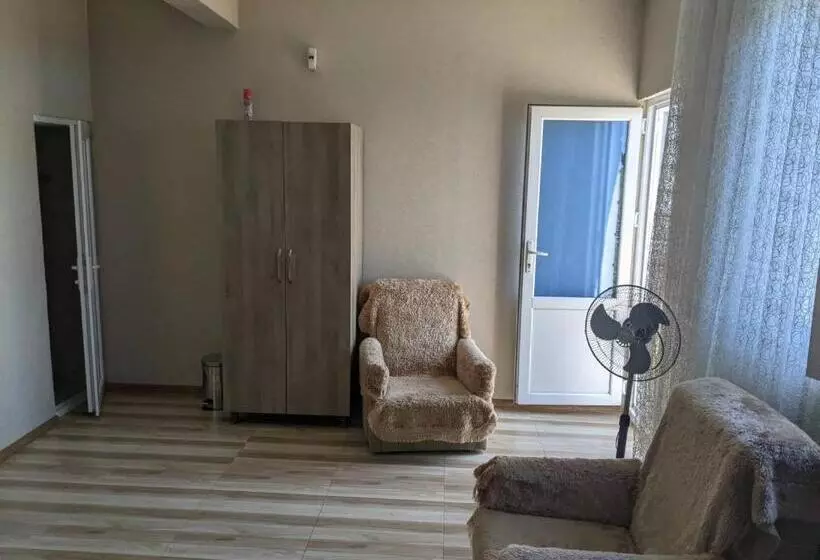 پانسیون Tsisa House