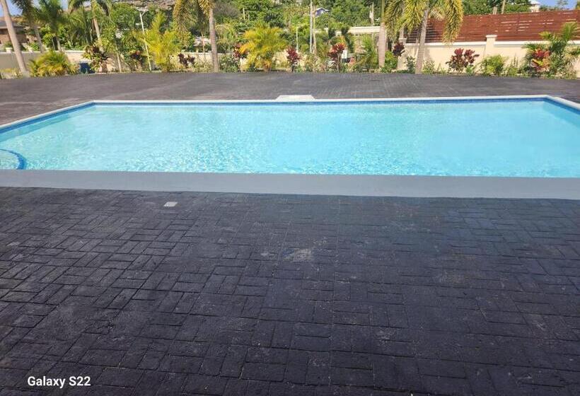 تختخواب و صبحانه Honey S Hidden Villa