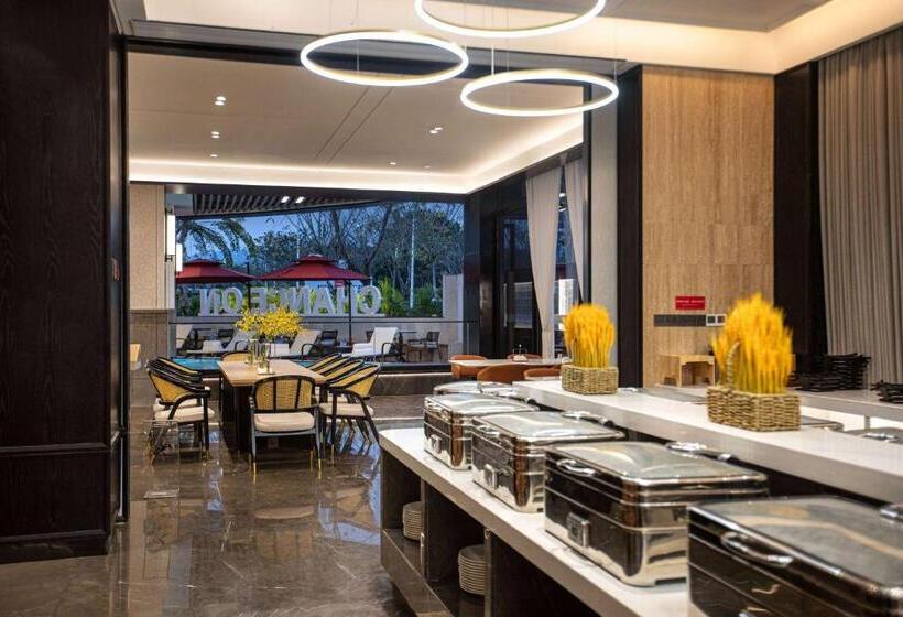 Отель Ramada By Wyndham Xishuangbanna Jinghong