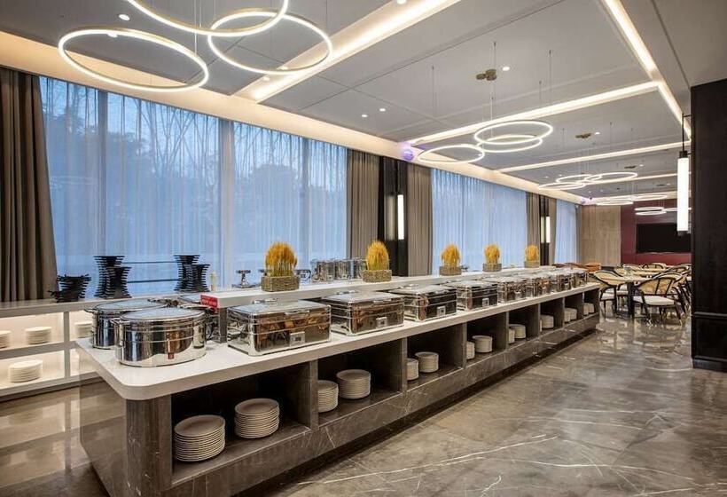 Отель Ramada By Wyndham Xishuangbanna Jinghong