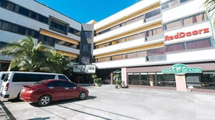 ホテル Reddoorz Plus @ Holiday Plaza Tuguegarao City