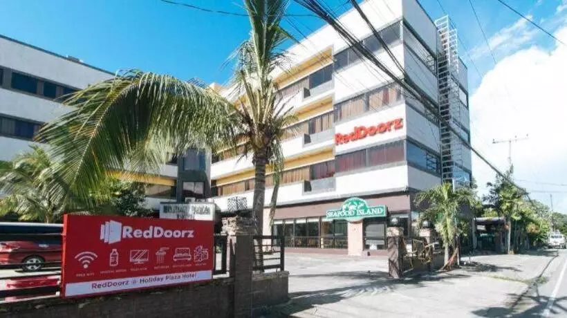 ホテル Reddoorz Plus @ Holiday Plaza Tuguegarao City