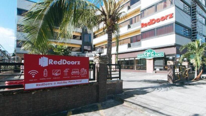 Hotel Reddoorz Plus @ Holiday Plaza Tuguegarao City