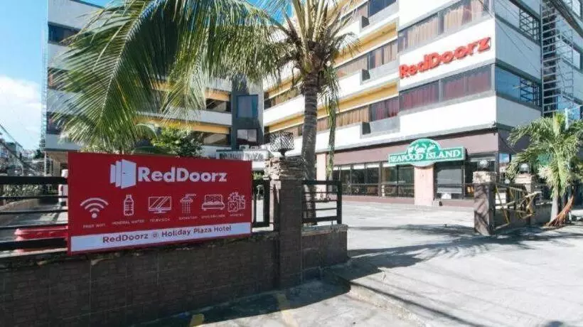 ホテル Reddoorz Plus @ Holiday Plaza Tuguegarao City