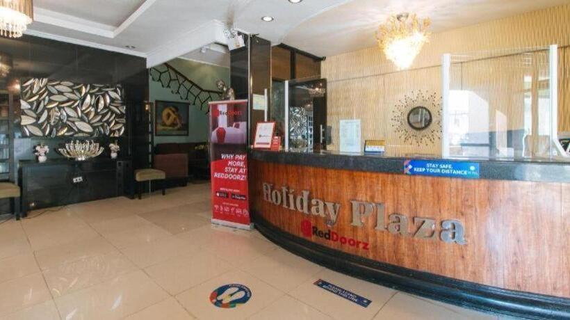 Hotel Reddoorz Plus @ Holiday Plaza Tuguegarao City