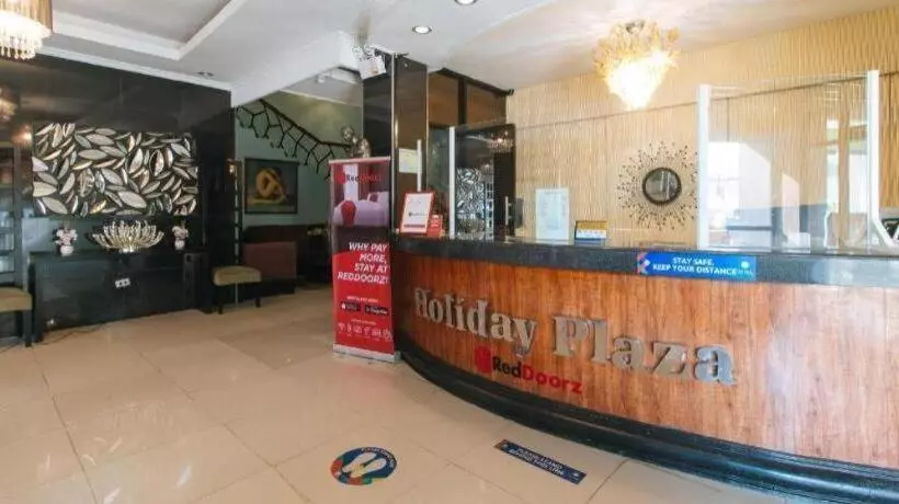 ホテル Reddoorz Plus @ Holiday Plaza Tuguegarao City