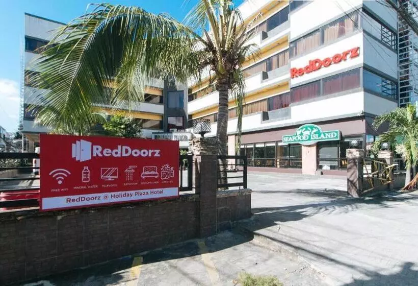 ホテル Reddoorz Plus @ Holiday Plaza Tuguegarao City