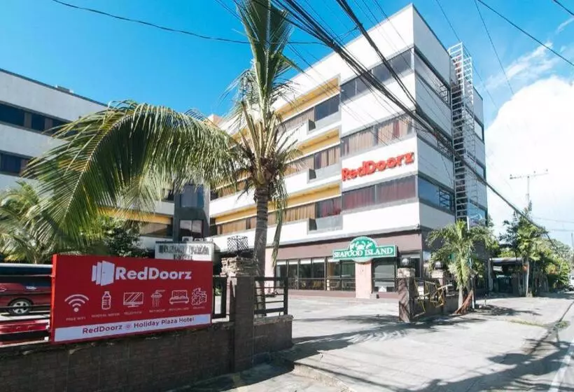 ホテル Reddoorz Plus @ Holiday Plaza Tuguegarao City