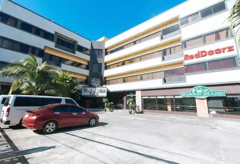 ホテル Reddoorz Plus @ Holiday Plaza Tuguegarao City