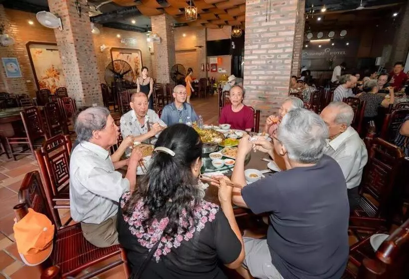 Khách Sạn Moonlight Hotel   Mặt Biển Hải Tiến