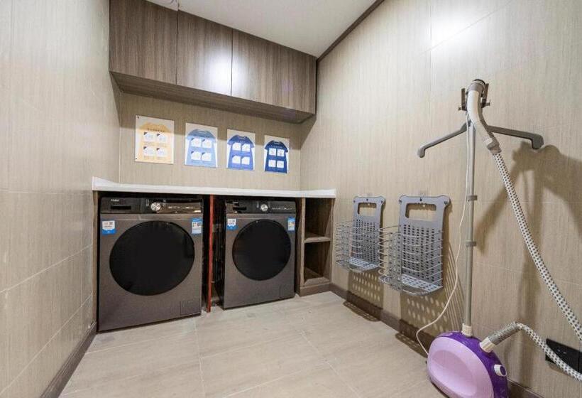 Hanting Hotel Shanghai Xujiahui Stadium Metro Station