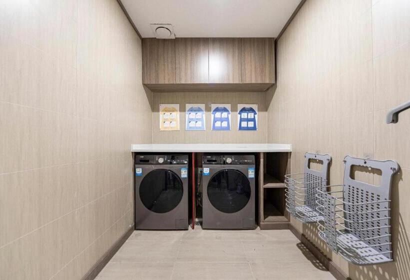 Hanting Hotel Shanghai Xujiahui Stadium Metro Station