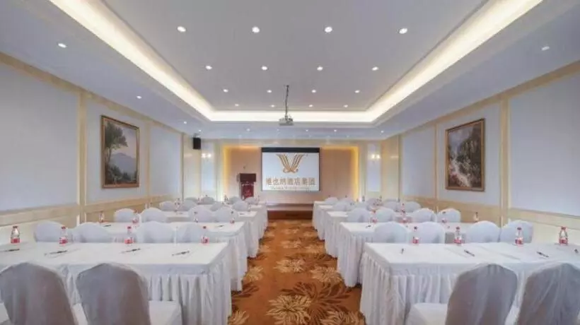 Vienna Hotel Hainan Lingshui Center