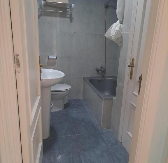 هاستل Hostal Montys