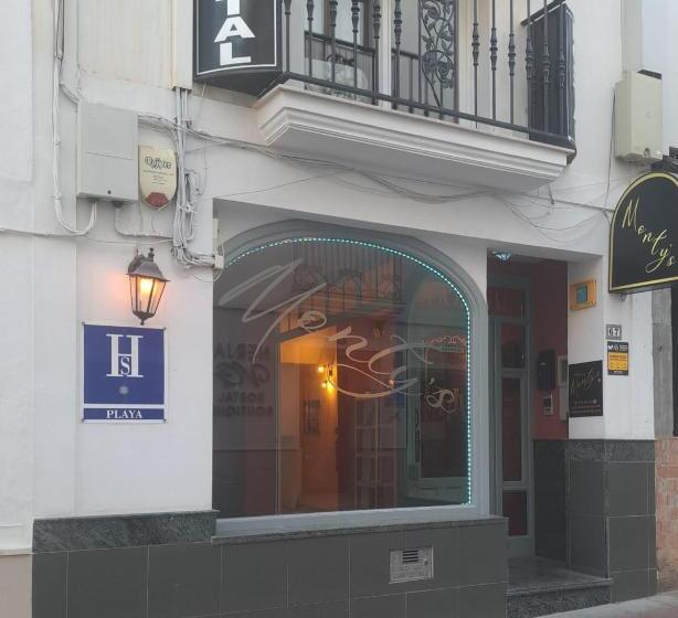 هاستل Hostal Montys