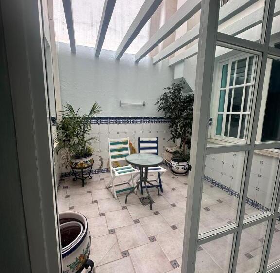 هاستل Hostal Montys