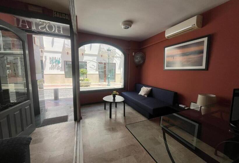 هاستل Hostal Montys