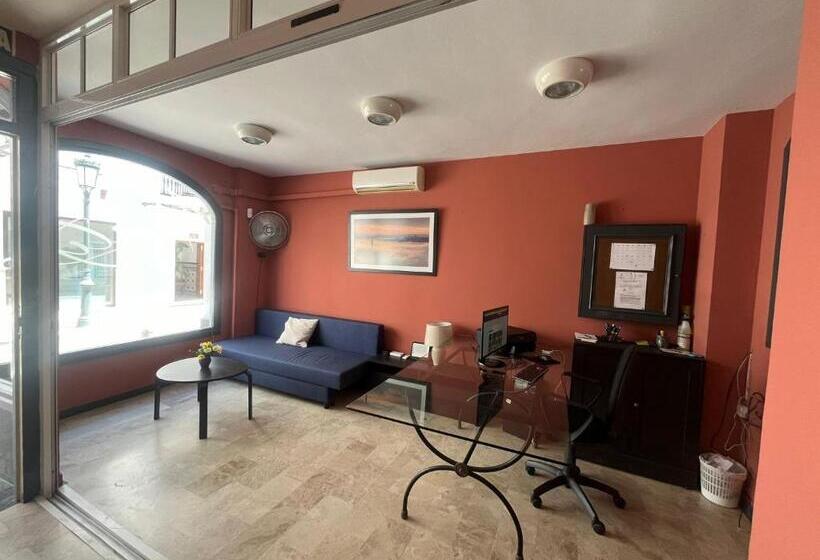 هاستل Hostal Montys