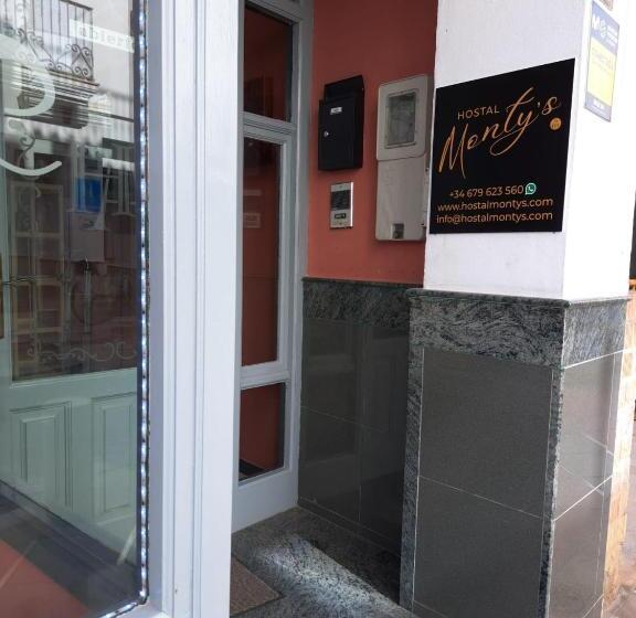 هاستل Hostal Montys