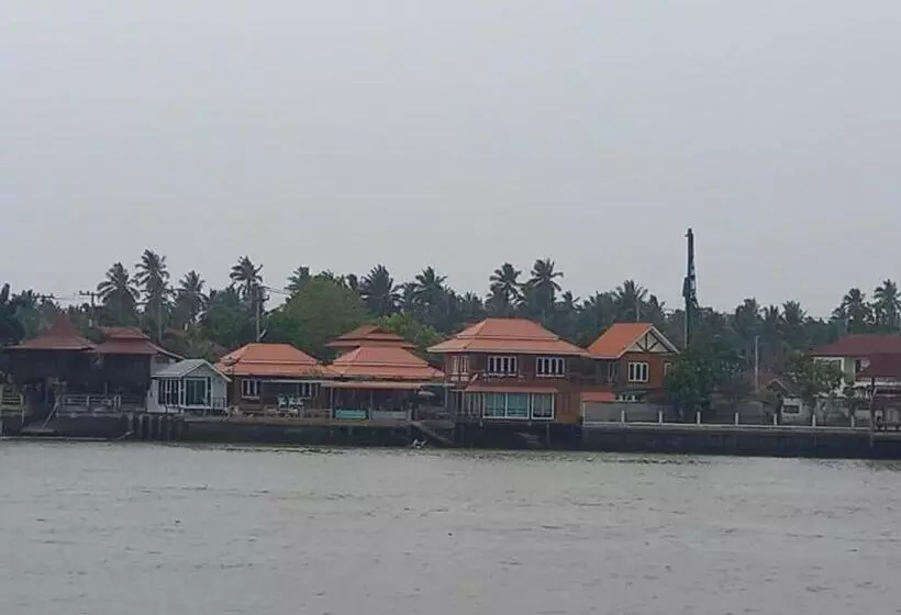 ホテル Baan Imoun