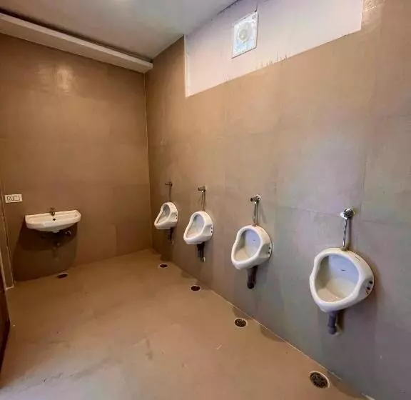 ユースホステル Vista !! Centrally Heated ! Air Cooled ! Private Parking ! Restaurant ! Family Hotel ! Open Terrace