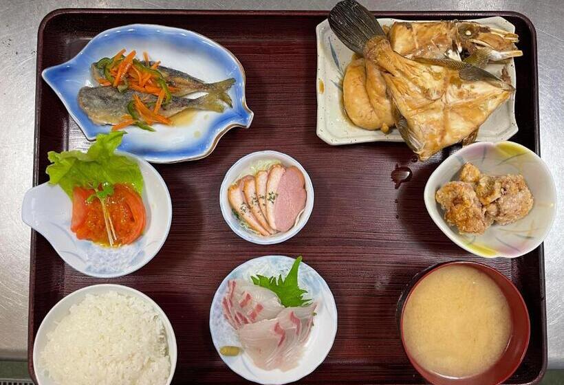 فندق 魚島観光センター