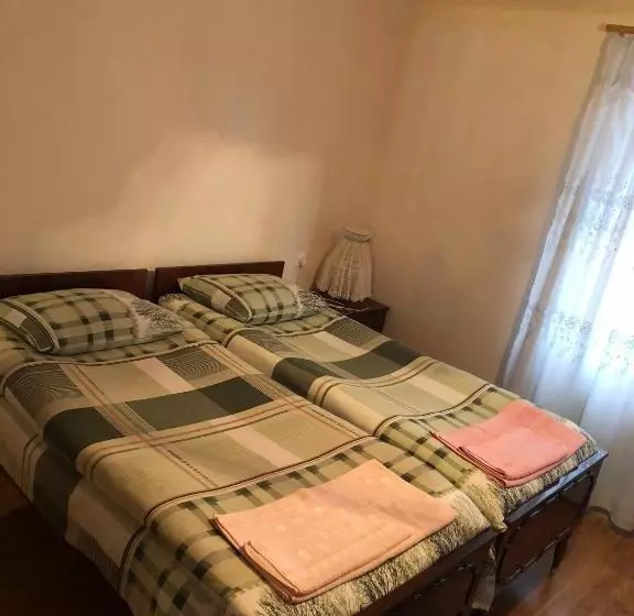 B&b Odzun