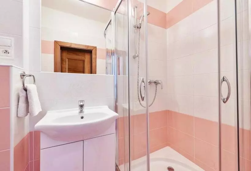 Aamiaismajoitus (B&B) Villa Lupu