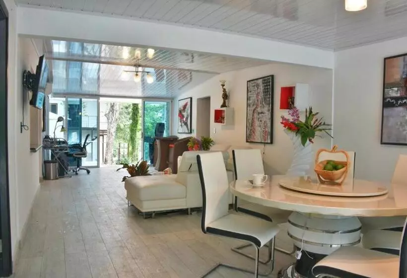 تختخواب و صبحانه La Romantica