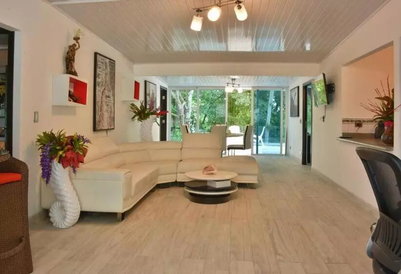 تختخواب و صبحانه La Romantica