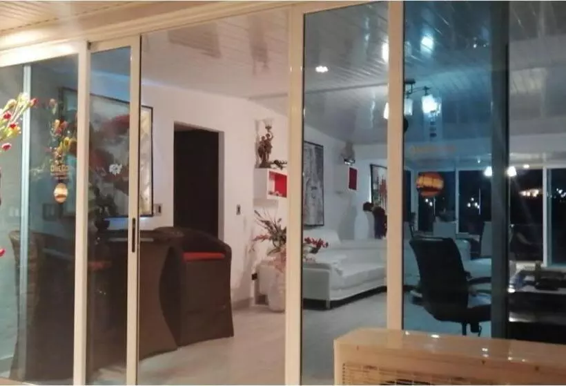 تختخواب و صبحانه La Romantica