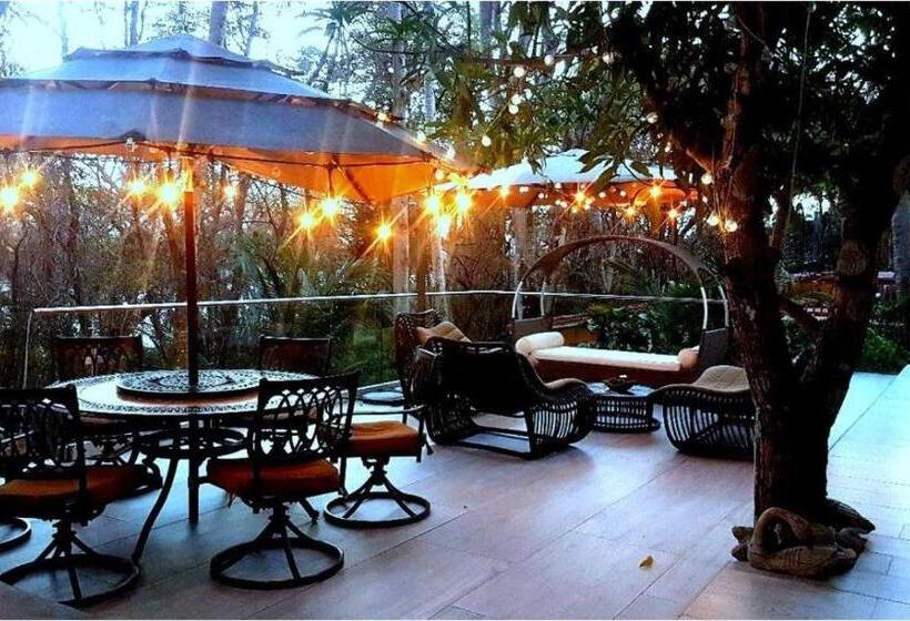 تختخواب و صبحانه La Romantica