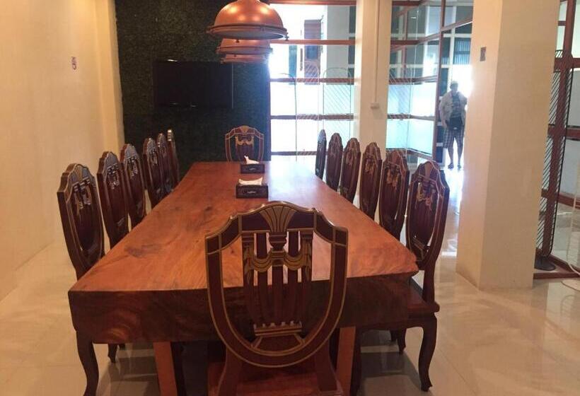 هتل Aura Residence