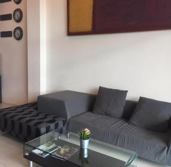 هتل Aura Residence