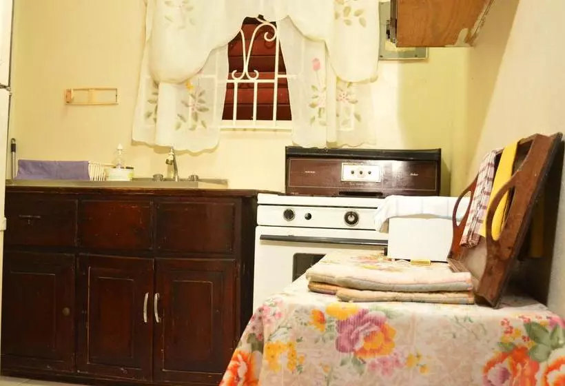 هتل Deadend Cottages
