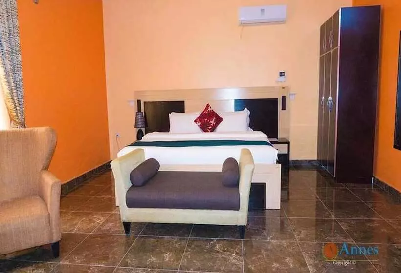 هتل Annes Luxury Suites Ltd
