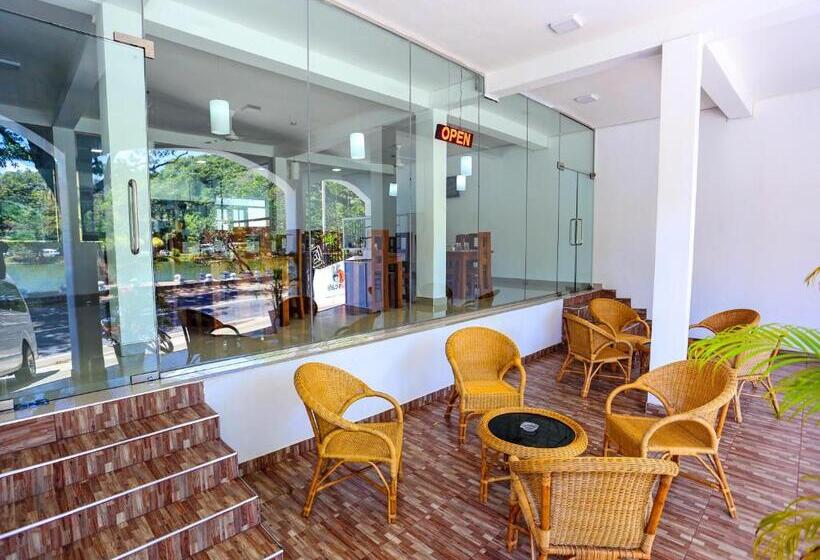 Отель Citrus Cafe & Restaurant