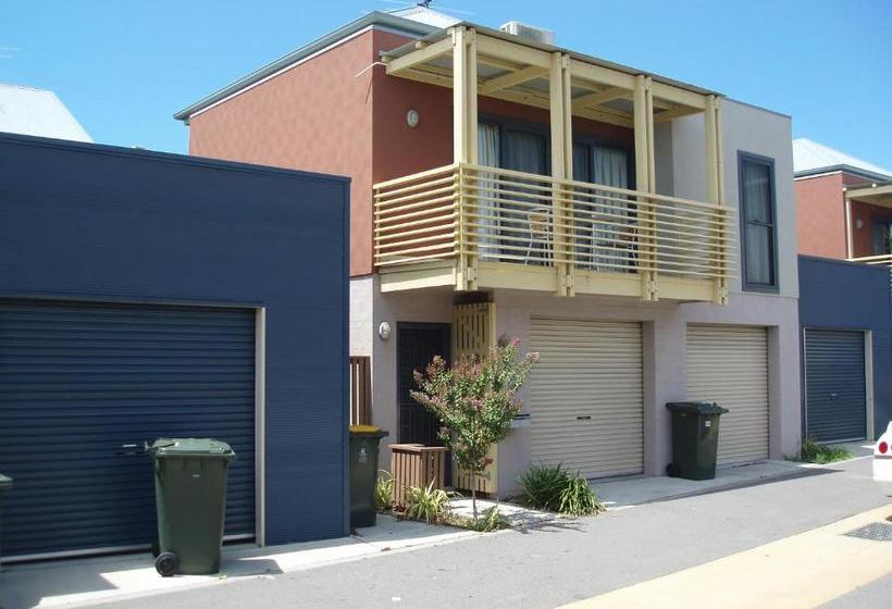 בית מלון כפרי Newcastle Harbourside Terraces