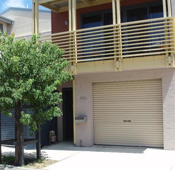 בית מלון כפרי Newcastle Harbourside Terraces